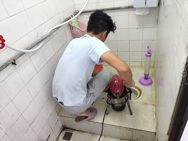 巴林左管道堵塞冒臭气 专业师傅现场解决问题
