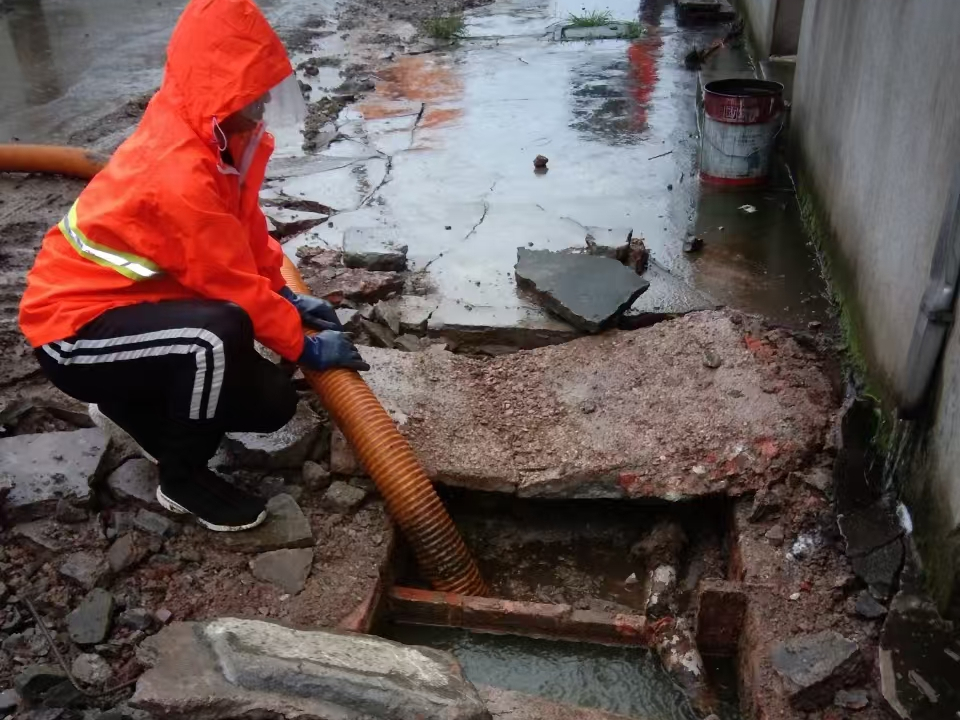 巴林左专业清理污水池 炜誉市政以规范流程守护城市 “肠道”