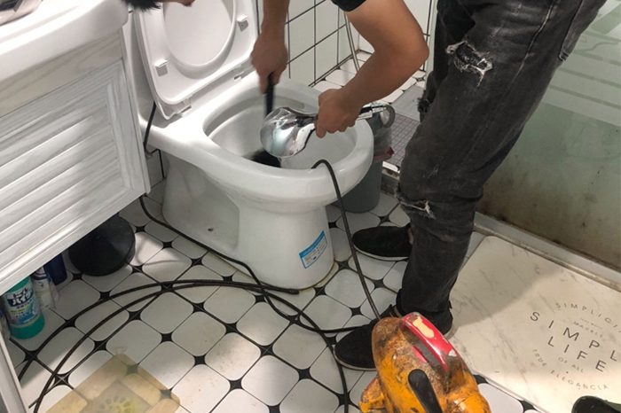 巴林左马桶堵塞自己疏通还是找师傅?专业上门服务让你省时更省心